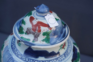 Un vase couvert en porcelaine de Chine wucai &agrave; d&eacute;cor de gar&ccedil;ons jouants, &eacute;poque Transition